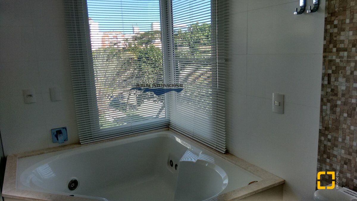 Casa com 470m², 8 quartos (sendo 4 suítes), 2 garagens, no bairro Jurerê Internacional em Florianópolis