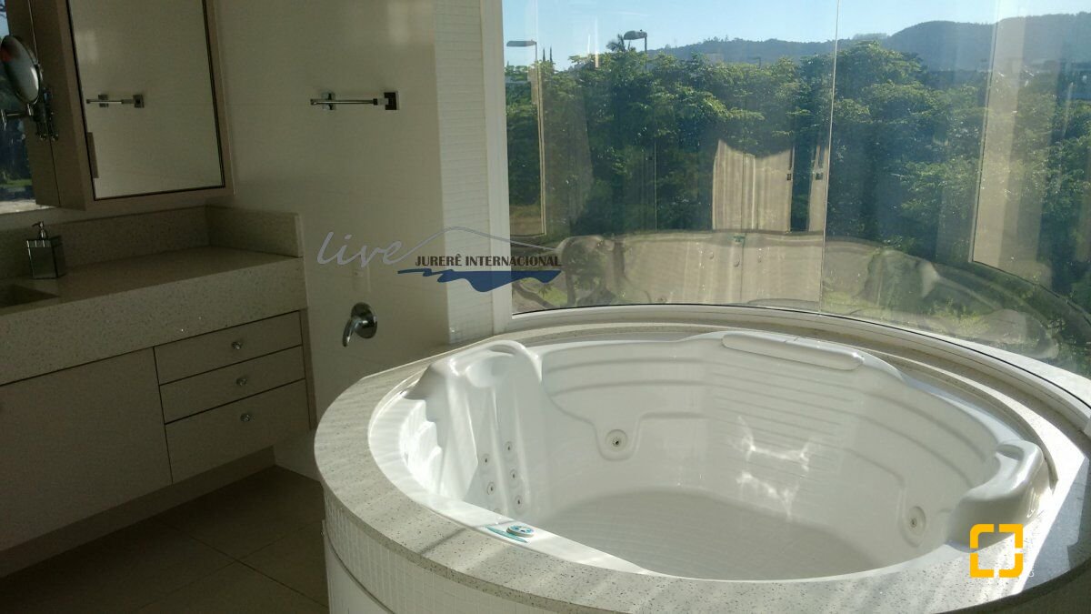 Casa com 470m², 8 quartos (sendo 4 suítes), 2 garagens, no bairro Jurerê Internacional em Florianópolis