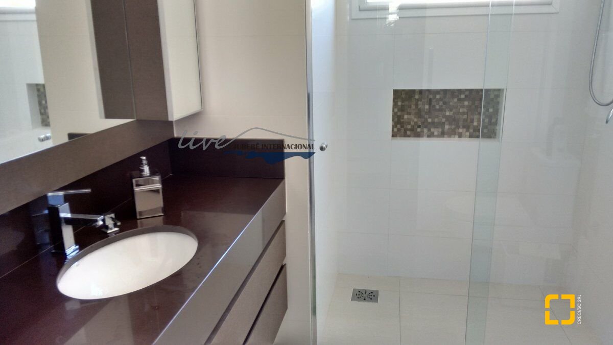 Casa com 470m², 8 quartos (sendo 4 suítes), 2 garagens, no bairro Jurerê Internacional em Florianópolis