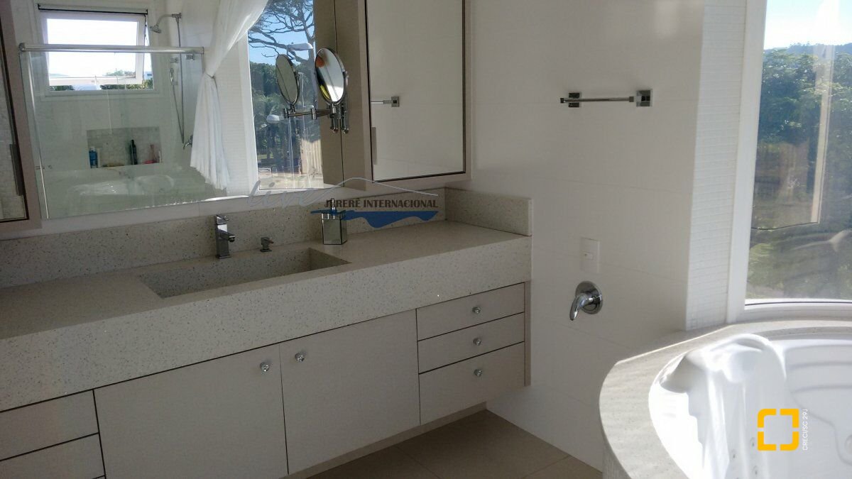 Casa com 470m², 8 quartos (sendo 4 suítes), 2 garagens, no bairro Jurerê Internacional em Florianópolis