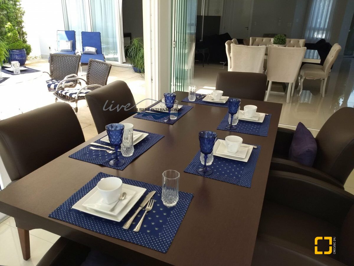 Casa com 470m², 8 quartos (sendo 4 suítes), 2 garagens, no bairro Jurerê Internacional em Florianópolis
