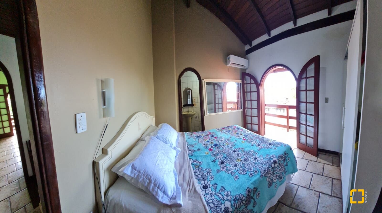 Hotel com 852m², 14 quartos (sendo 7 suítes), 10 garagens, no bairro Ponta das Canas em Florianópolis