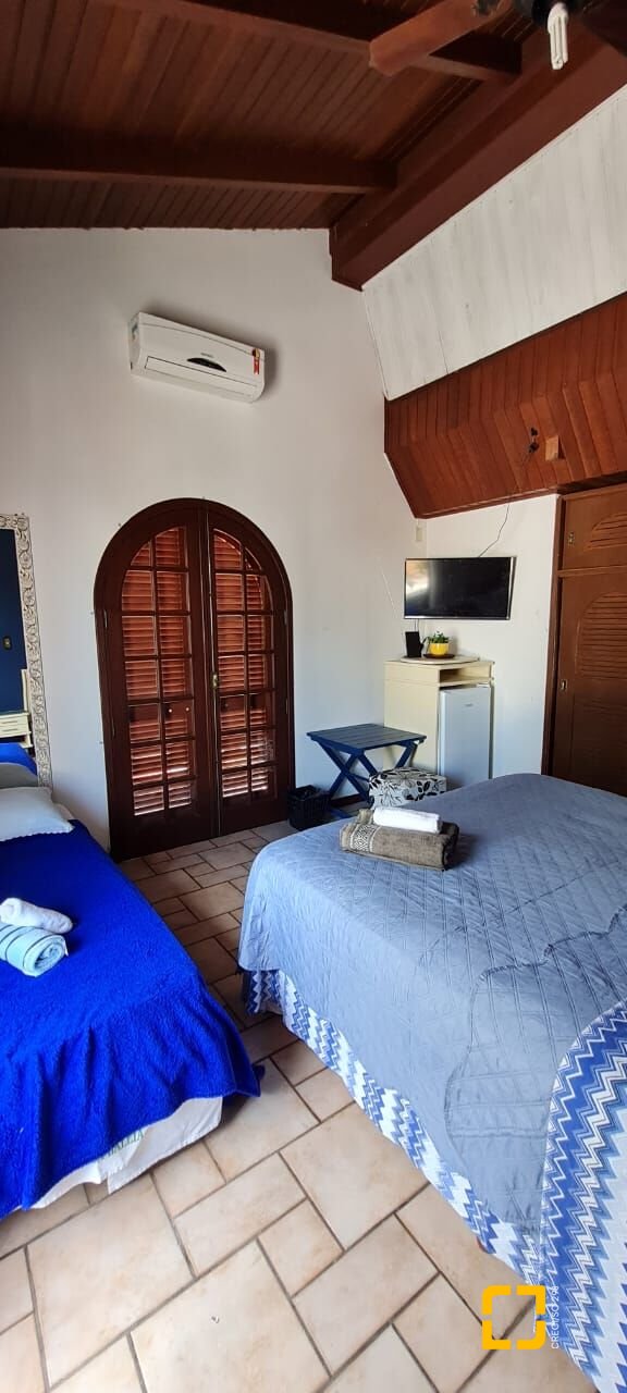 Hotel com 852m², 14 quartos (sendo 7 suítes), 10 garagens, no bairro Ponta das Canas em Florianópolis