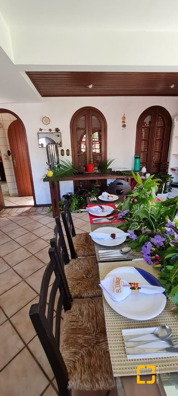Hotel com 852m², 14 quartos (sendo 7 suítes), 10 garagens, no bairro Ponta das Canas em Florianópolis
