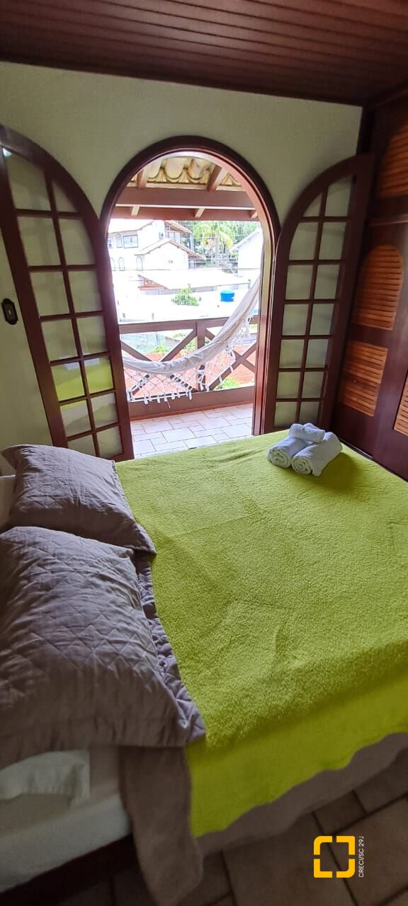 Hotel com 852m², 14 quartos (sendo 7 suítes), 10 garagens, no bairro Ponta das Canas em Florianópolis