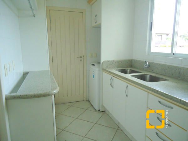Casa com 380m², 7 quartos (sendo 2 suítes), 2 garagens, no bairro Jurerê em Florianópolis