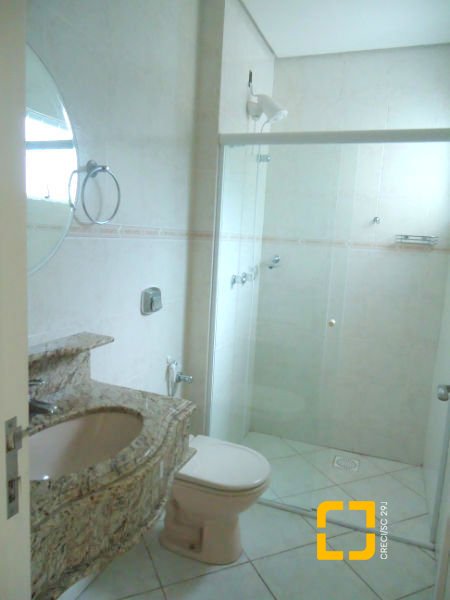 Casa com 380m², 7 quartos (sendo 2 suítes), 2 garagens, no bairro Jurerê em Florianópolis