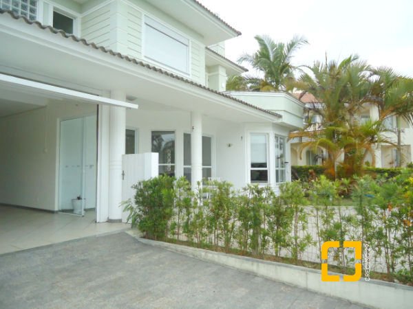 Casa com 380m², 7 quartos (sendo 2 suítes), 2 garagens, no bairro Jurerê em Florianópolis