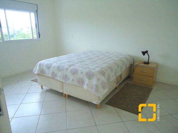 Casa com 380m², 7 quartos (sendo 2 suítes), 2 garagens, no bairro Jurerê em Florianópolis