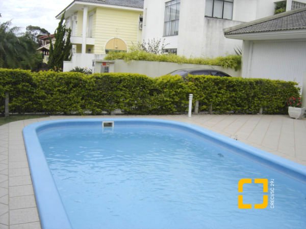 Casa com 380m², 7 quartos (sendo 2 suítes), 2 garagens, no bairro Jurerê em Florianópolis