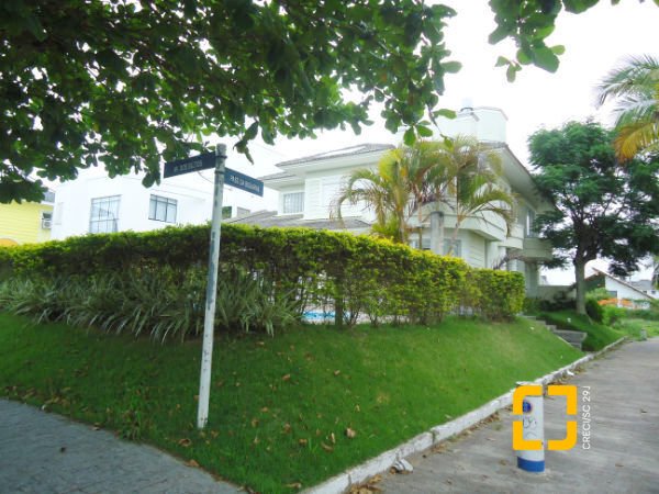 Casa com 380m², 7 quartos (sendo 2 suítes), 2 garagens, no bairro Jurerê em Florianópolis