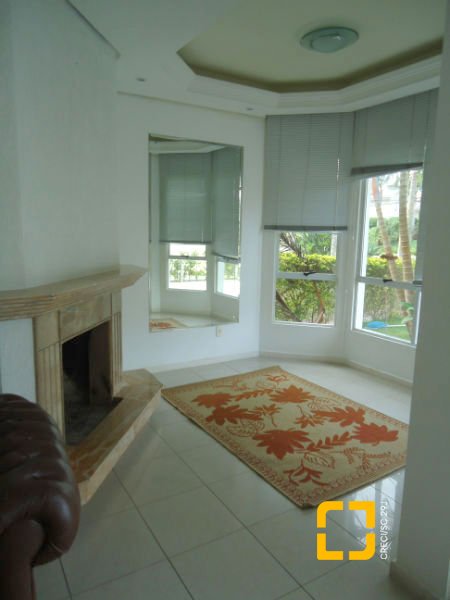 Casa com 380m², 7 quartos (sendo 2 suítes), 2 garagens, no bairro Jurerê em Florianópolis