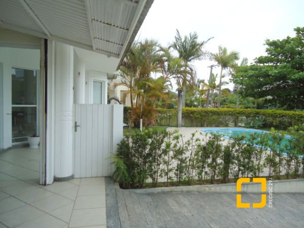 Casa com 380m², 7 quartos (sendo 2 suítes), 2 garagens, no bairro Jurerê em Florianópolis