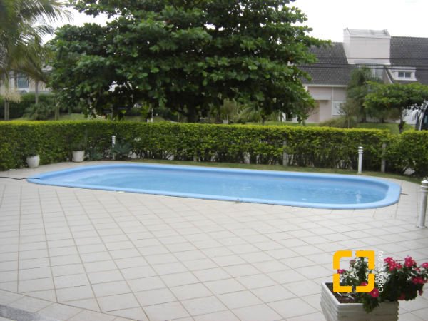 Casa com 380m², 7 quartos (sendo 2 suítes), 2 garagens, no bairro Jurerê em Florianópolis