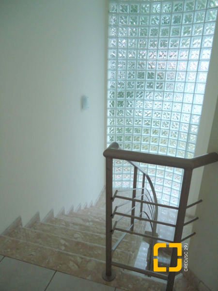 Casa com 380m², 7 quartos (sendo 2 suítes), 2 garagens, no bairro Jurerê em Florianópolis