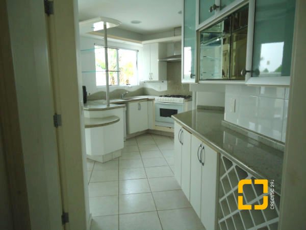 Casa com 380m², 7 quartos (sendo 2 suítes), 2 garagens, no bairro Jurerê em Florianópolis