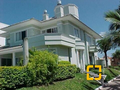 Casa com 380m², 7 quartos (sendo 2 suítes), 2 garagens, no bairro Jurerê em Florianópolis
