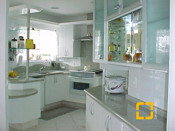 Casa com 380m², 7 quartos (sendo 2 suítes), 2 garagens, no bairro Jurerê em Florianópolis