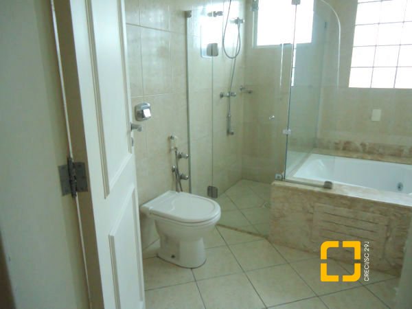 Casa com 380m², 7 quartos (sendo 2 suítes), 2 garagens, no bairro Jurerê em Florianópolis