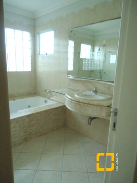 Casa com 380m², 7 quartos (sendo 2 suítes), 2 garagens, no bairro Jurerê em Florianópolis