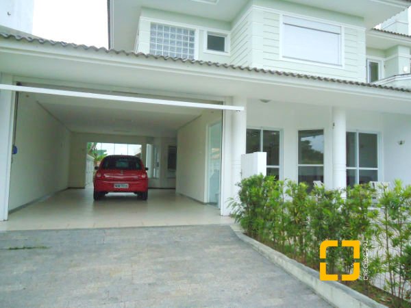 Casa com 380m², 7 quartos (sendo 2 suítes), 2 garagens, no bairro Jurerê em Florianópolis