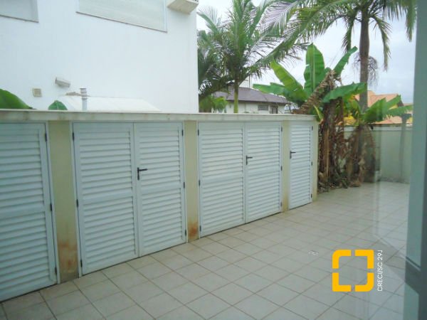 Casa com 380m², 7 quartos (sendo 2 suítes), 2 garagens, no bairro Jurerê em Florianópolis
