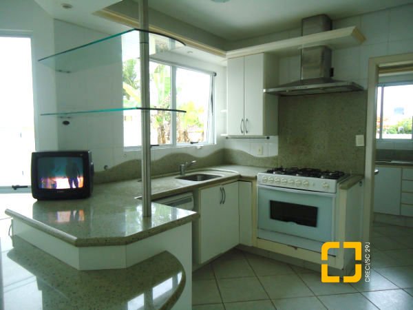 Casa com 380m², 7 quartos (sendo 2 suítes), 2 garagens, no bairro Jurerê em Florianópolis