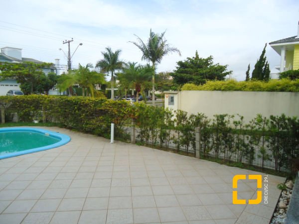 Casa com 380m², 7 quartos (sendo 2 suítes), 2 garagens, no bairro Jurerê em Florianópolis