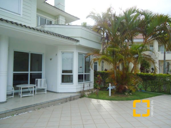 Casa com 380m², 7 quartos (sendo 2 suítes), 2 garagens, no bairro Jurerê em Florianópolis