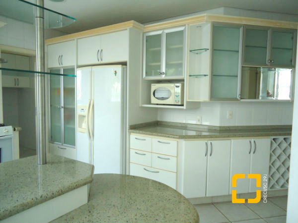 Casa com 380m², 7 quartos (sendo 2 suítes), 2 garagens, no bairro Jurerê em Florianópolis