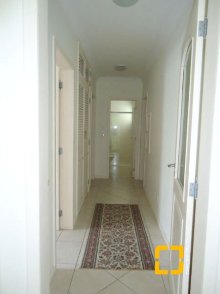 Casa com 380m², 7 quartos (sendo 2 suítes), 2 garagens, no bairro Jurerê em Florianópolis