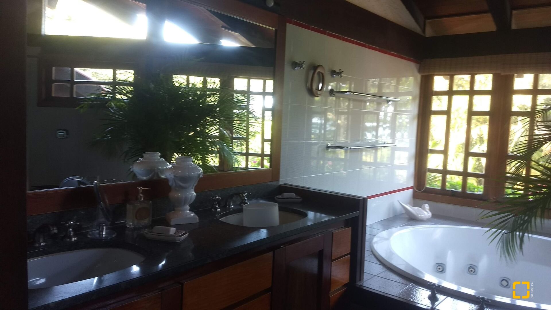 Casa com 942m², 5 quartos (sendo 5 suítes), 3 garagens, no bairro Jurerê Internacional em Florianópolis