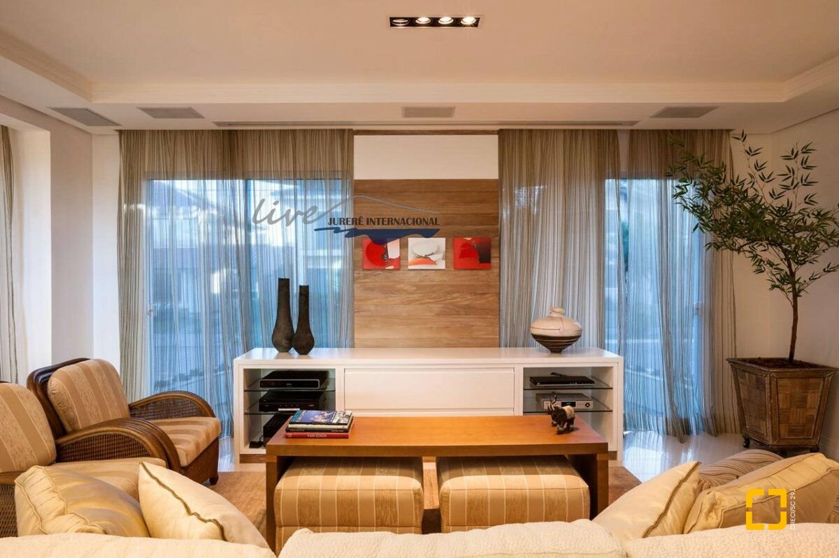 Casa com 464m², 9 quartos (sendo 4 suítes), 4 garagens, no bairro Jurerê Internacional em Florianópolis