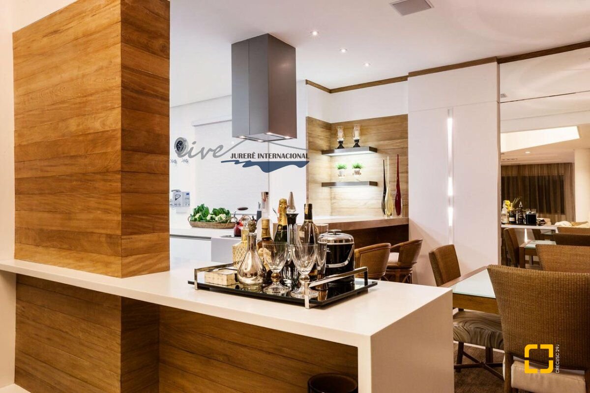 Casa com 464m², 9 quartos (sendo 4 suítes), 4 garagens, no bairro Jurerê Internacional em Florianópolis