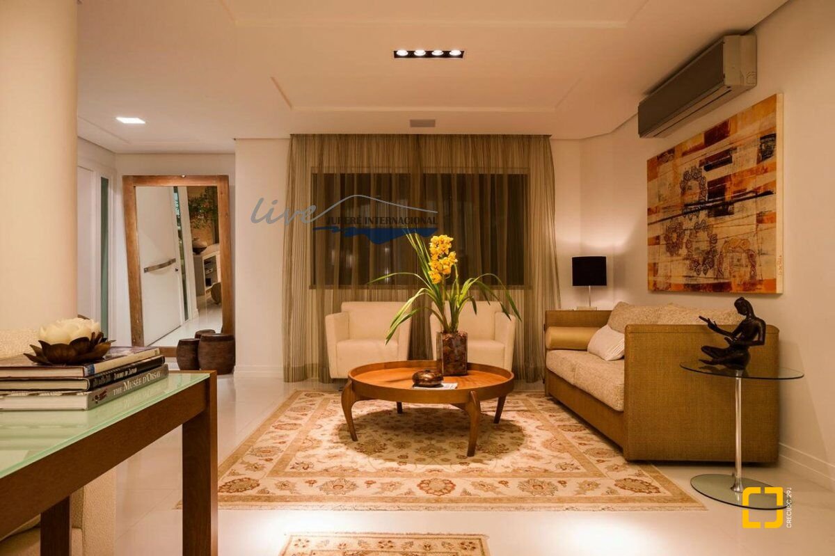 Casa com 464m², 9 quartos (sendo 4 suítes), 4 garagens, no bairro Jurerê Internacional em Florianópolis