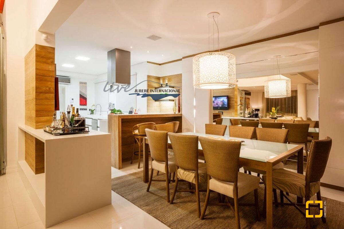Casa com 464m², 9 quartos (sendo 4 suítes), 4 garagens, no bairro Jurerê Internacional em Florianópolis