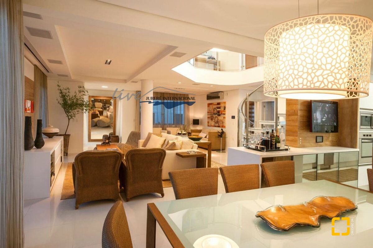 Casa com 464m², 9 quartos (sendo 4 suítes), 4 garagens, no bairro Jurerê Internacional em Florianópolis