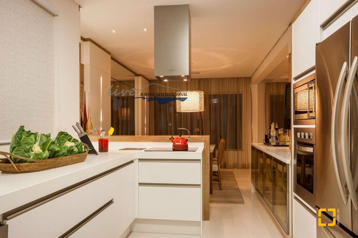 Casa com 464m², 9 quartos (sendo 4 suítes), 4 garagens, no bairro Jurerê Internacional em Florianópolis