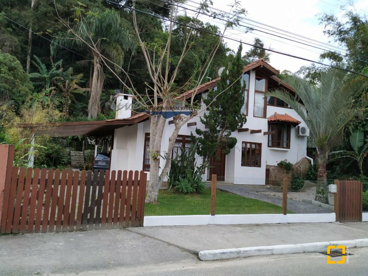 Casa com 200m², 7 quartos (sendo 3 suítes), 5 garagens, no bairro Jurerê Internacional em Florianópolis