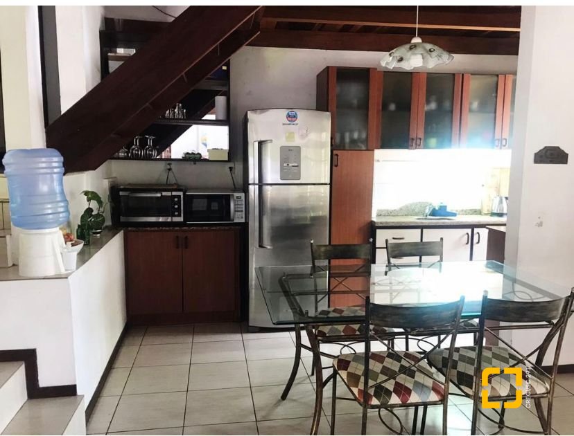 Casa com 200m², 7 quartos (sendo 3 suítes), 5 garagens, no bairro Jurerê Internacional em Florianópolis