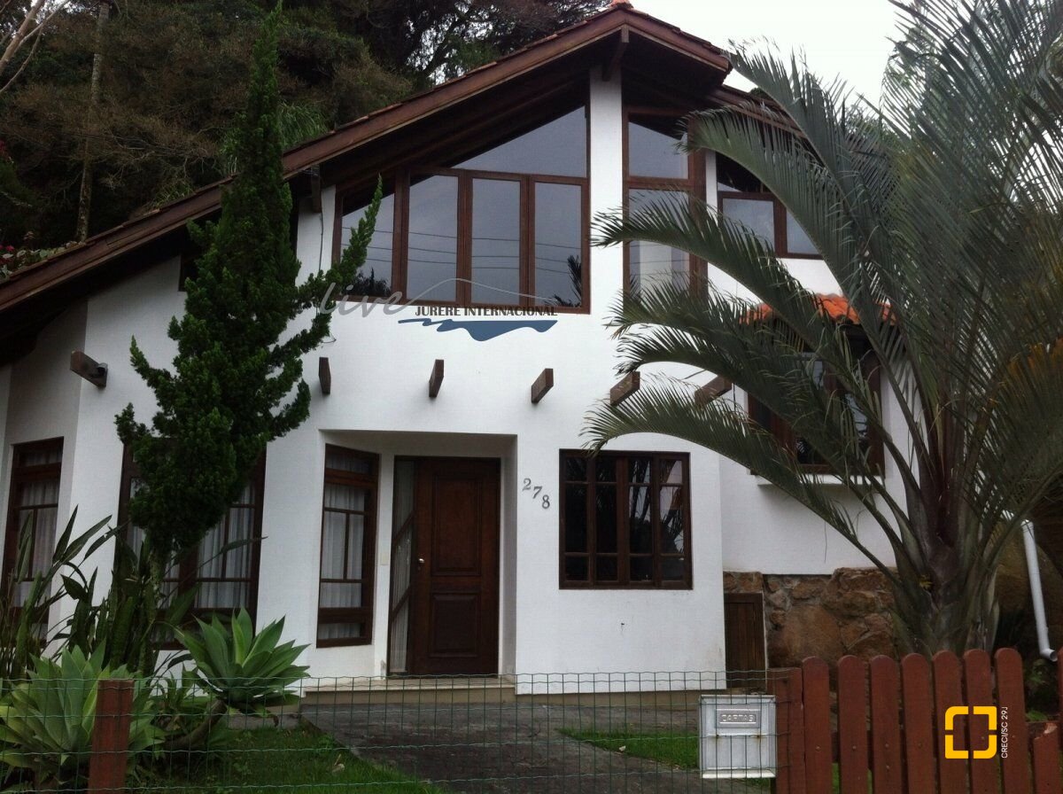 Casa com 200m², 7 quartos (sendo 3 suítes), 5 garagens, no bairro Jurerê Internacional em Florianópolis