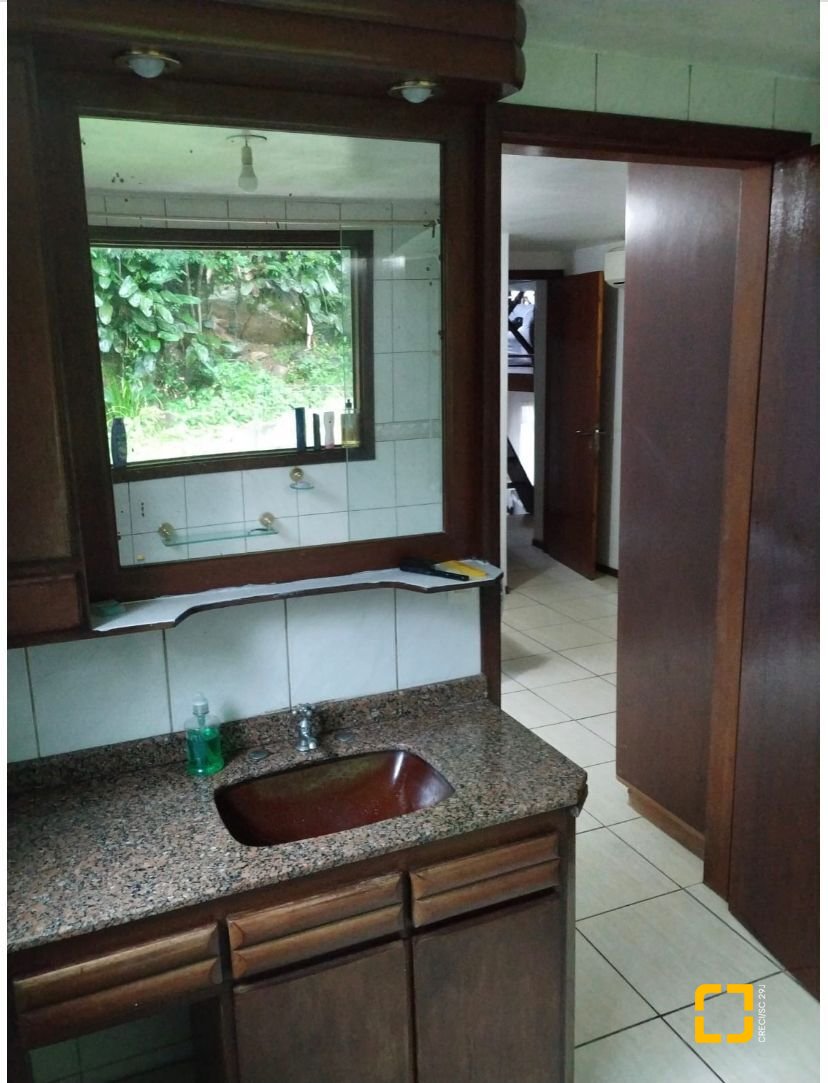 Casa com 200m², 7 quartos (sendo 3 suítes), 5 garagens, no bairro Jurerê Internacional em Florianópolis