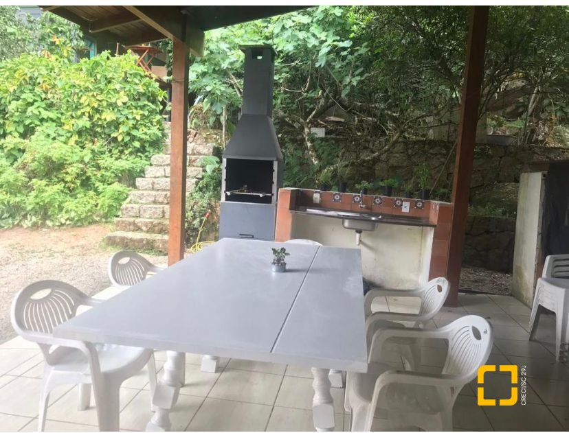 Casa com 200m², 7 quartos (sendo 3 suítes), 5 garagens, no bairro Jurerê Internacional em Florianópolis