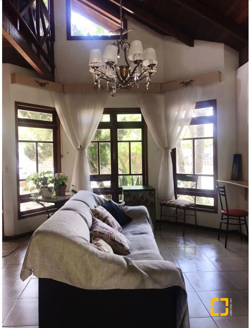 Casa com 200m², 7 quartos (sendo 3 suítes), 5 garagens, no bairro Jurerê Internacional em Florianópolis