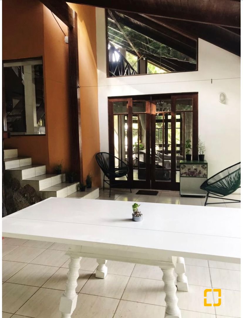Casa com 200m², 7 quartos (sendo 3 suítes), 5 garagens, no bairro Jurerê Internacional em Florianópolis