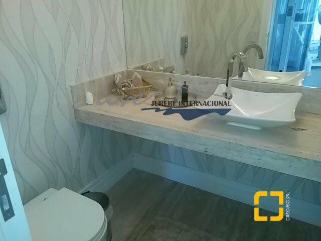 Casa com 665m², 7 quartos (sendo 2 suítes), 2 garagens, no bairro Jurerê Internacional em Florianópolis