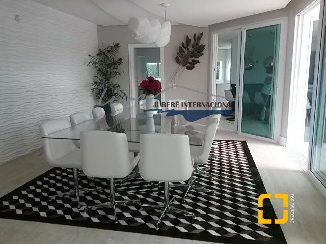 Casa com 665m², 7 quartos (sendo 2 suítes), 2 garagens, no bairro Jurerê Internacional em Florianópolis