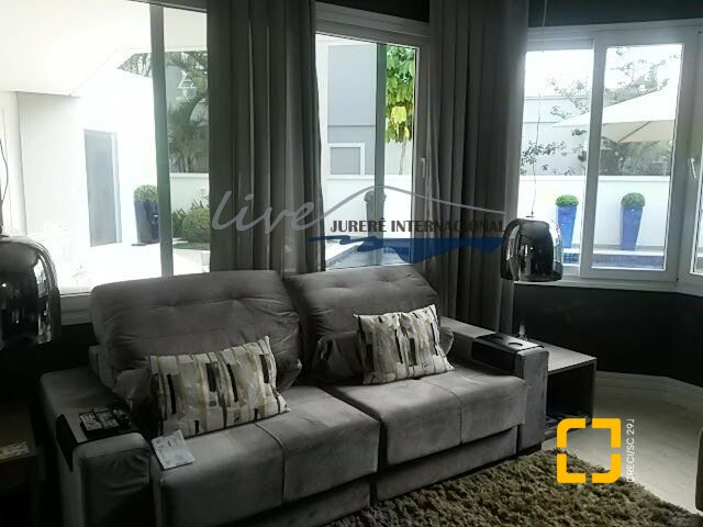 Casa com 665m², 7 quartos (sendo 2 suítes), 2 garagens, no bairro Jurerê Internacional em Florianópolis