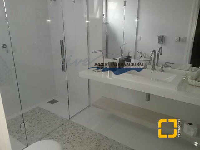 Casa com 665m², 7 quartos (sendo 2 suítes), 2 garagens, no bairro Jurerê Internacional em Florianópolis