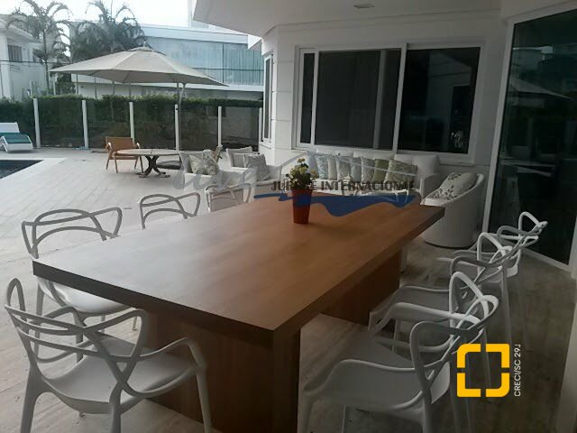 Casa com 665m², 7 quartos (sendo 2 suítes), 2 garagens, no bairro Jurerê Internacional em Florianópolis